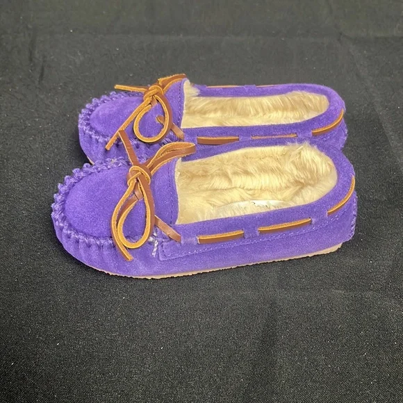 Minnetonka Child’s Cassie Purple Slipper (2923) - Picture 4 of 7